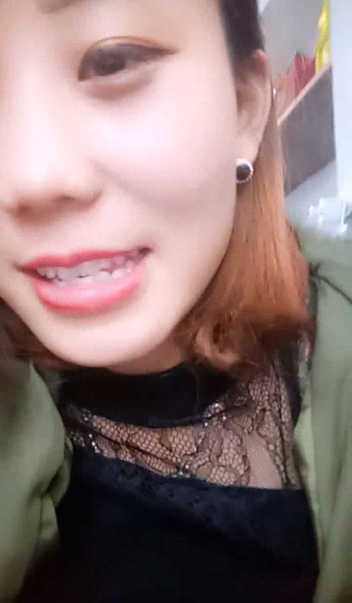 服裝店老板娘大白天店內櫃台下擺起M腿,給小臊茓吃荔枝