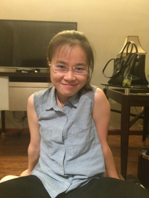 外表清純的眼鏡學生妹,被大力啪啪,想要刮毛,不讓刮,說刮了不好看,臊的很