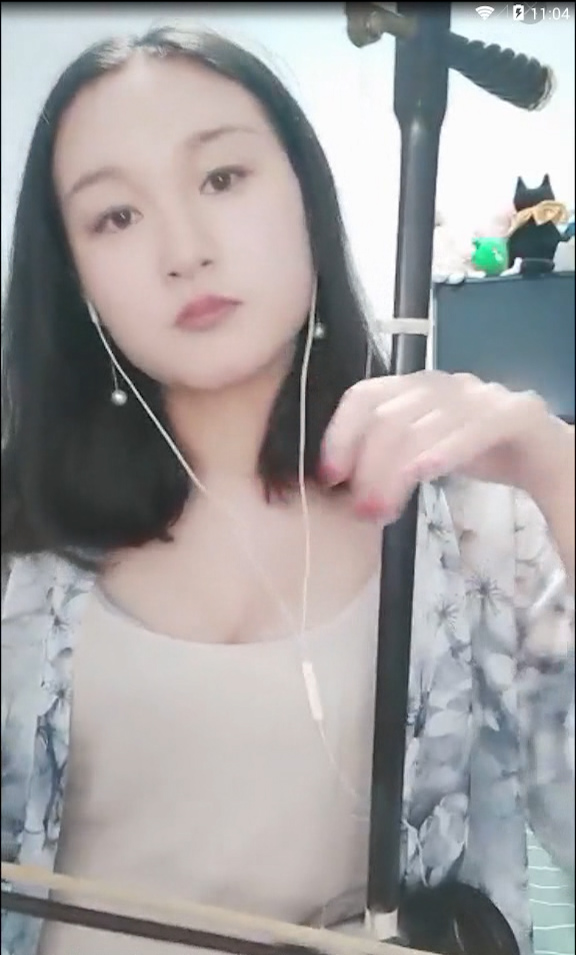 二胡培訓班老師家中果聊兼職,一首二胡版《神話》演奏的還真好聽,再表演紫薇噴水,多才多藝