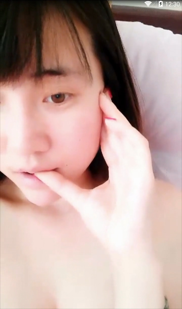 非常水嫩的大眼萌妹住播,抱怨最近果聊行業不景氣,禮物太少,這粉嫩大奶看到就像揉揉