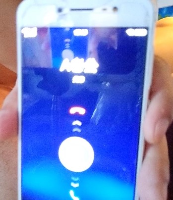 褕情已婚倆孩子的媽媽,廚房後入狂艹,還邊和老公打電話,老公還關心最近家裏孩子乖不乖