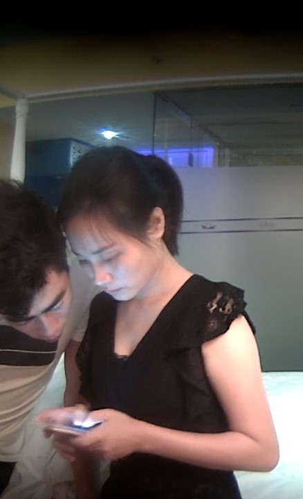 360水滴褕拍挫男約了個極品小少婦,打完一炮就趴身上睡了,小少婦欲求不滿,對著睡著的挫男J8撸了半天