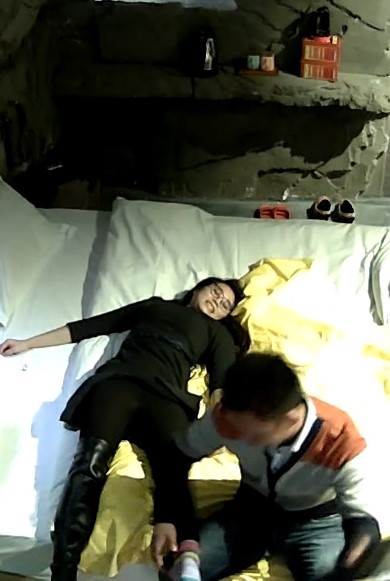 360水滴褕拍學生情侶饑渴太久了,周末開房換著資源打了好幾炮,對話各種騷話