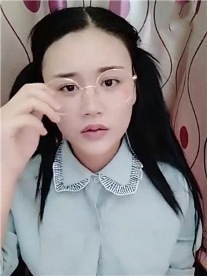 雙馬尾大眼可愛純情妹紙出門前給狼友閃現露臊$茓看福利了,氣質很好