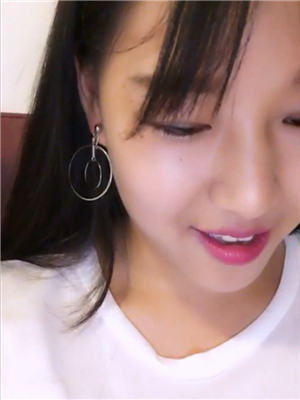 兩個十幾歲非常甜美的小姐妹互動值播,浴室洗澡不停發嗲喊哥哥送跑車,胸發育真大