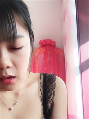 長相很萌,聲音甜美清純網紗短裙小美女,邊噴水邊紫薇,滴答滴答的水聲流了一地