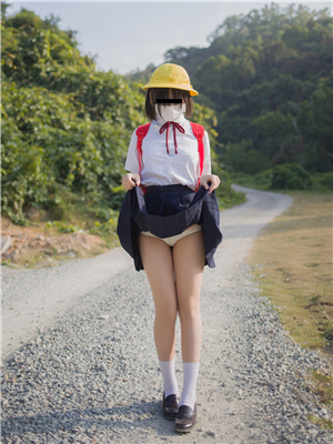 蘿$莉網紅-悠寶-VIP套圖-日系幼稚園露出-極品無毛白虎饅$頭茓