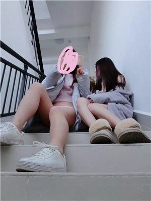 網紅少女-萌蘭醬-VIP視圖-大學圖書館樓道玩耍