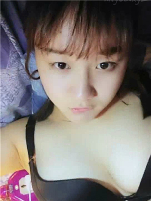 可愛清純豐滿的大學在校學生妹寢室床上果聊兼職,奶$子誘人