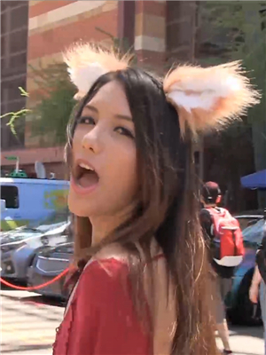 二次元可愛小姐姐漫展上大膽無內露出,和宅男合影後,掀開裙子摸小茓(3V)