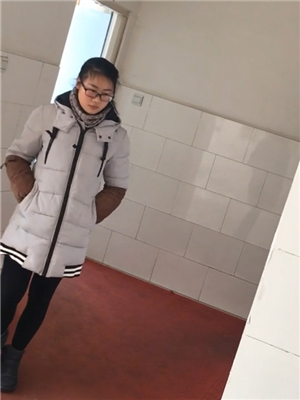 牛人大膽潛入大學女廁褕拍兩個戴眼鏡文靜學生妹尿$尿