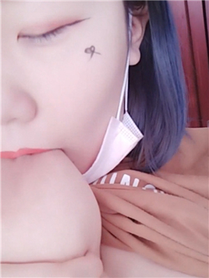 現在高中女生真開放,周末在家玩大尺度果聊賺外快,能吃到自己大奶子,極品饅頭$茓