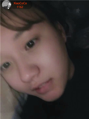 長相很純在校學生妹子,寢室熄燈後拉上床簾,被窩裏果聊兼職,奶$子發育的不錯