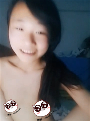 很真實的來自農村打工小妹妹出租屋裏果聊,新買的水晶紫薇棒插的很帶感