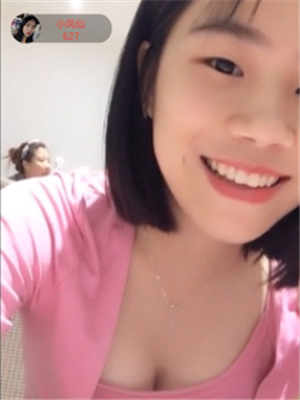 太牛了,裝修公司實習美女設計師上班中背著同事偷偷直播,收到土豪跑車,跑去廁所脫光果聊