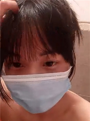 年齡不大的妹子直播洗澡,哄心急的狼友不要急,馬上回去