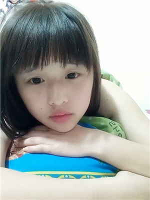 十幾歲小萌妹新人主播初次開播,好奇茫然看著攝像頭,男友還在旁邊玩英雄聯盟