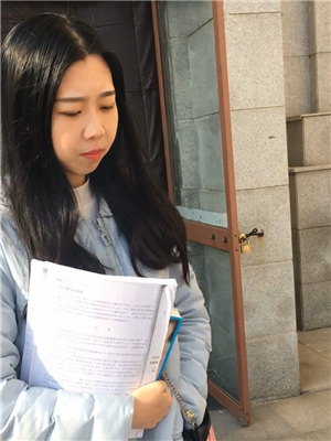 牛人大膽臥底潛入大學女廁-褕拍兩個小美妞文靜學生妹尿尿02