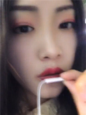 高顔值美女網吧大膽直播,車票到賬立刻就到廁所紫薇開播