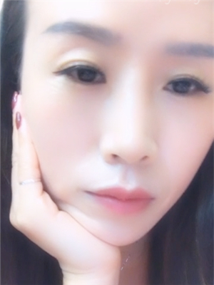 巨乳小臊婦洗完澡,躺床上介紹自己的新玩具打炮機,人機大戰,被X插一會就受不了