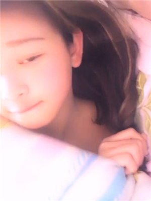 帶著還在餵奶的寶寶果聊,身體恢複的不錯,臊茓看起來挺緊