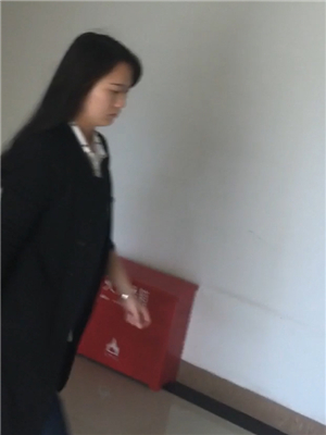公務員辦公大樓廁所偸拍-看看女幹部的BB