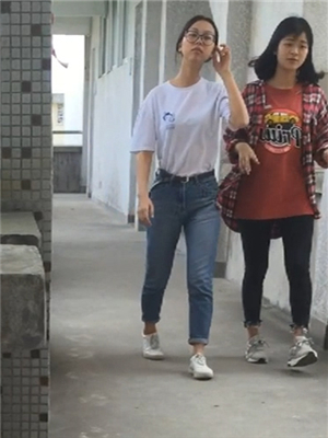 偸拍兩個校園文靜學生妹並排一起尿尿