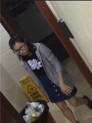 偸拍大學圖書館上廁所的兩個學生妹妹