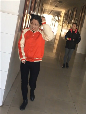 偸拍大學教學樓廁所兩個學生妹課間尿尿