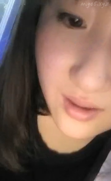 KTV陪酒小姐拿麥克風紫薇直播,水很多,流了一地