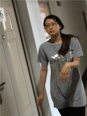 偸拍大學校園眼睛清純學生妹上廁所