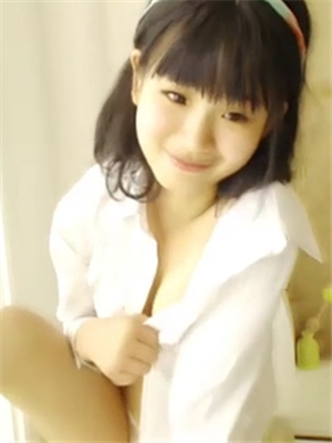 年齡不大可愛萌妹子果聊直播秀，身體發育的真不錯4V全集