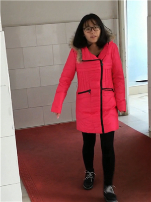 大學校園廁所偸拍戴個圓框眼鏡可愛清純萌妹子尿