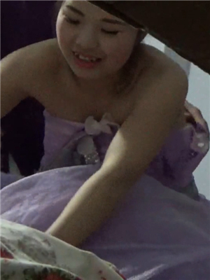 秘密偸拍新婚鄉下小新娘閨房換婚紗,奶子發育還不錯啊