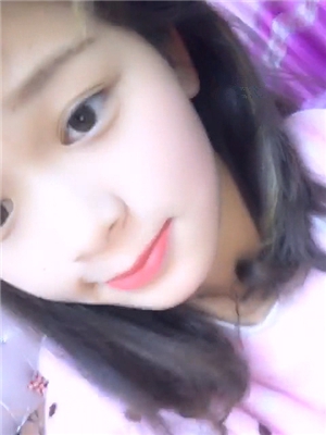 還在哺乳期的小辣媽果聊兼職,自己年齡都沒多大,生過小孩了臊茓還是粉的