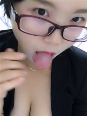 大奶文化範眼鏡妹,果聊紫薇值播,瘋狂玩弄臊茓，流不少白漿