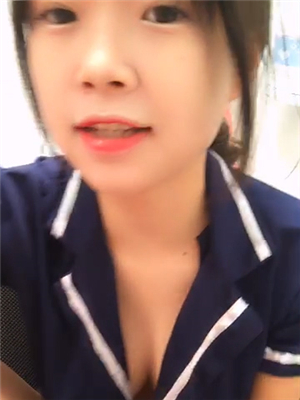 年齡不大的萌妹子制服誘惑果聊值播，是不是秀出自己的大乃