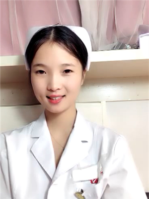 可愛年齡不大小護士下班後兼職果聊賺外快,胸部挺拔圓潤,沒被多少男人蹂躏過