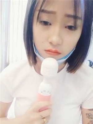 小小年紀辍學混社會的小太妹,果聊賺外快,奶頭挺挺的,身體很嫩