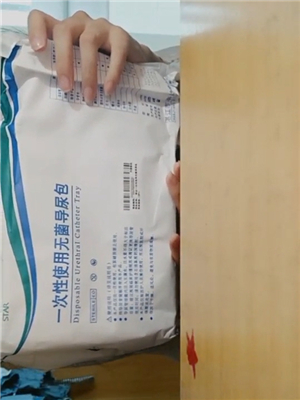 美拍博主小護士李如花土豪定制,無菌專業醫用導尿管插入尿道給你看,小泉水不停流