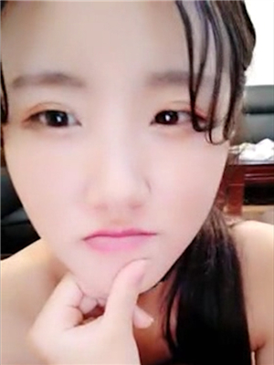 年齡不大,清純小嫩妹,父母不在家,一個人坐客廳果聊賺零花錢,身體高挑白白嫩嫩