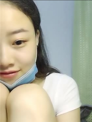 年輕漂亮嫩妹果聊紫薇, 沒長多少毛,兩片沐耳粉色的,還會絕活,B會吹氣,挺響