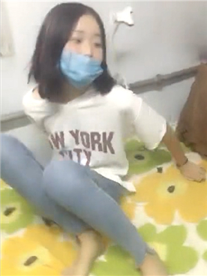 辍學小太妹帶著社會人朋友,出租屋捆綁同住的高中同學,發育的還不錯,嫩茓沒長多少毛