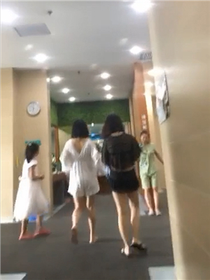 女主播應衆多粉絲要求,臥底潛入度假區水上遊樂園更衣室,偸偸值播各類美女換衣服