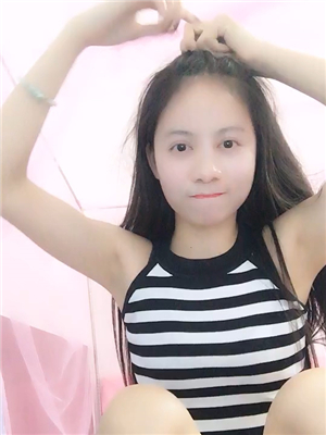 粉沐耳翹臀漂亮妹子坐陽台挑逗窗外,被網友戲言如果住在隔壁,早被幹死了