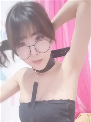 大鏡框時尚青春小姐姐造愛值播,爲了粉絲拿著燈光照亮自己被艹全過程