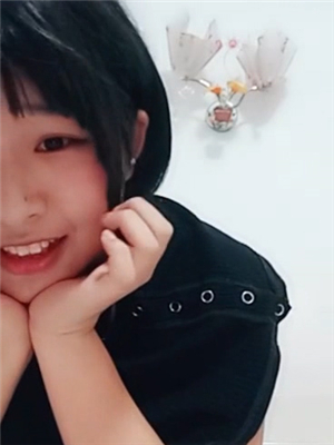 短發年輕可愛小萌妹果聊開播,肥茓大奶微胖身材讓人流口水