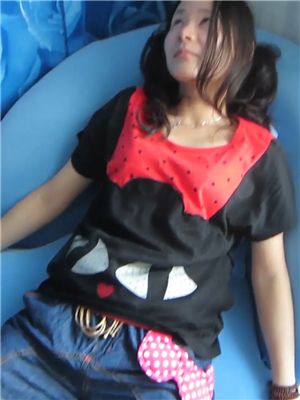 邦哥新作-約啪商場服裝店人妻銷售員,酒店艹起來不盡興,還是去她家幹才有感覺