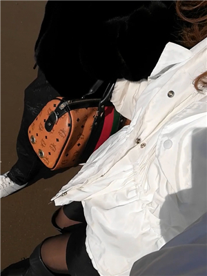 小夥約離異寂寞少婦姐姐，海邊沙灘上後入啪啪啪,謝了不少,最後還吃幹淨不浪費