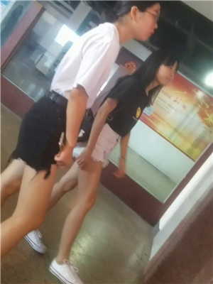 偸拍大一小學妹尿尿,應該憋了很久